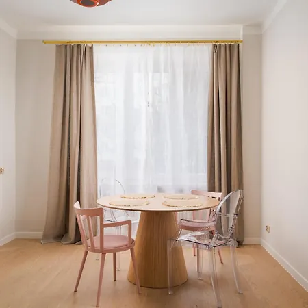 Metro Mlynow Colourful By Bookinghost شقة