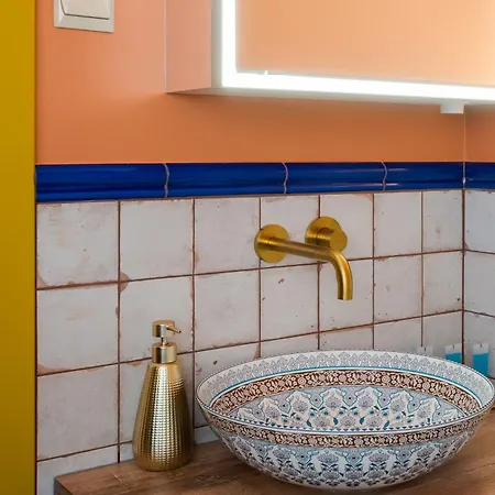 Metro Mlynow Colourful By Bookinghost وارسو